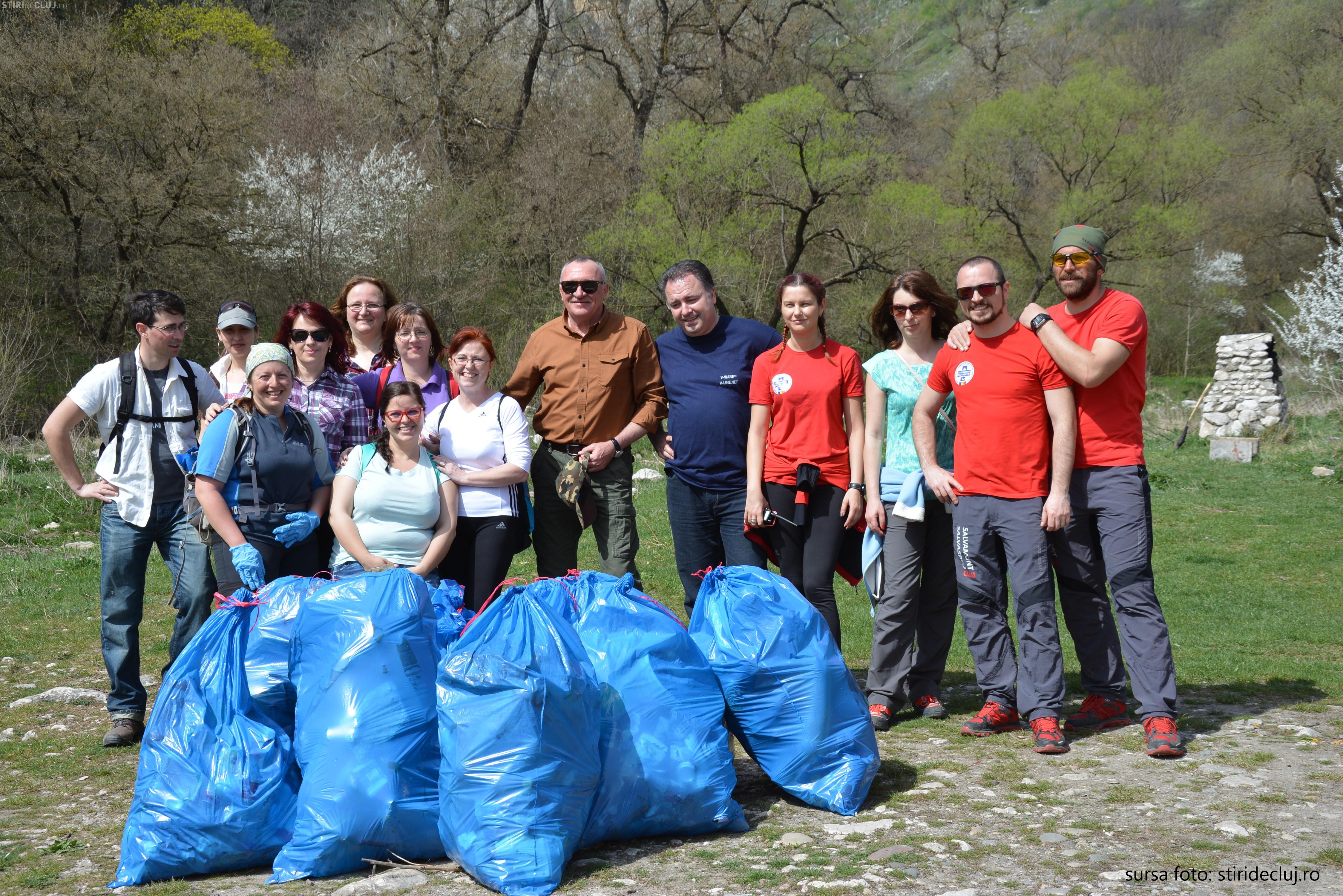 Acțiune de ecologizare în județul Mureș a voluntarilor de la Administrația Bazinală de Apă Mureș