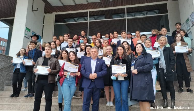 Elevii medieșeni cu note mari la Evaluarea Naţională şi BAC au fost premiaţi de Primărie