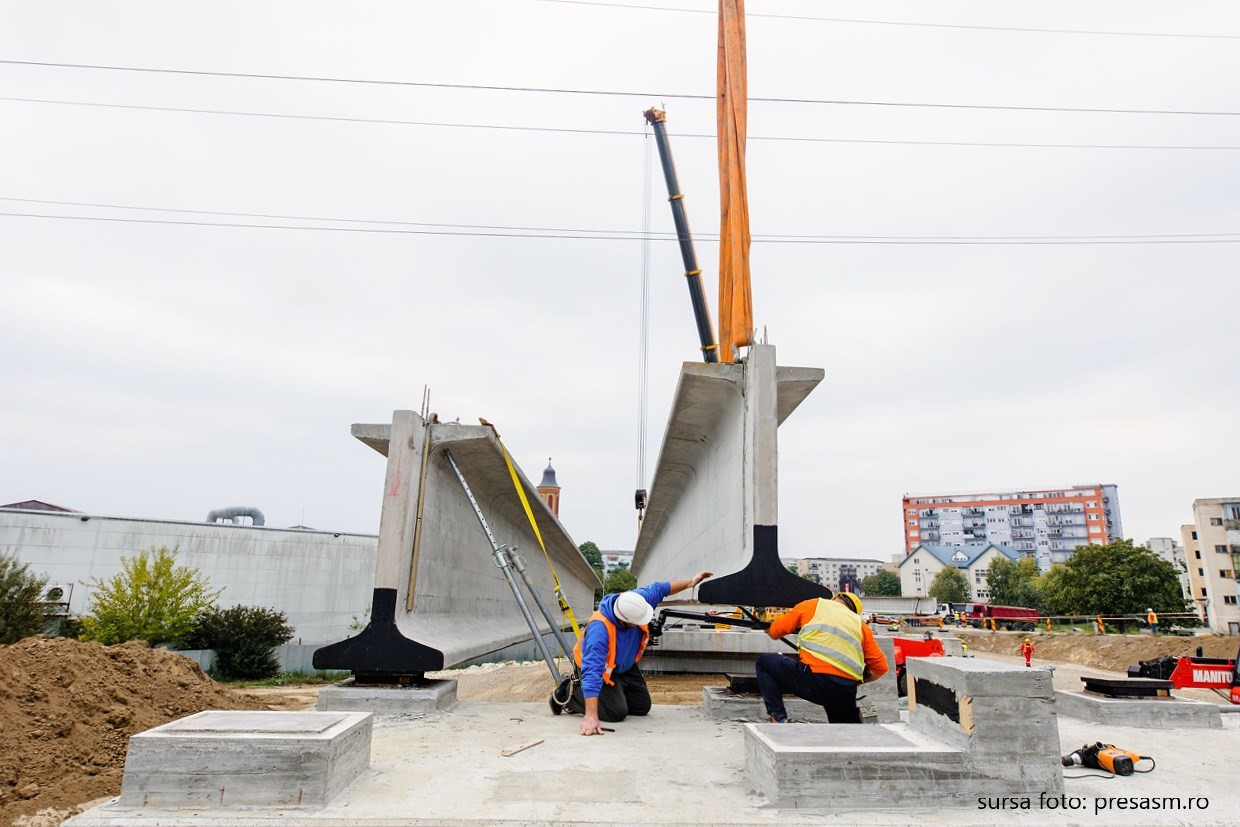 Au fost montate primele opt grinzi pe pilonii viaductului peste al treilea pod peste râul Someș