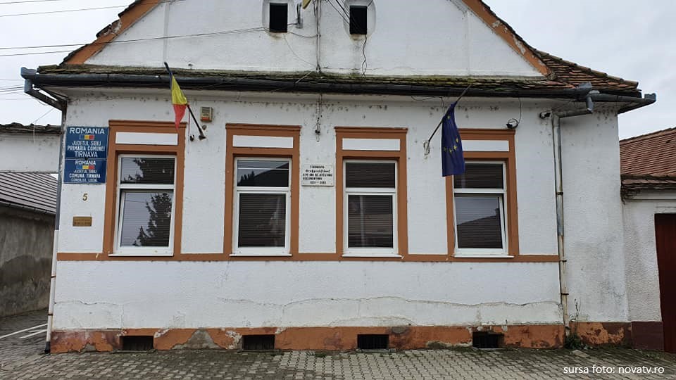 Clădirea Primăriei Târnava are nevoie urgentă de reabilitare, dar consilierii locali se opun