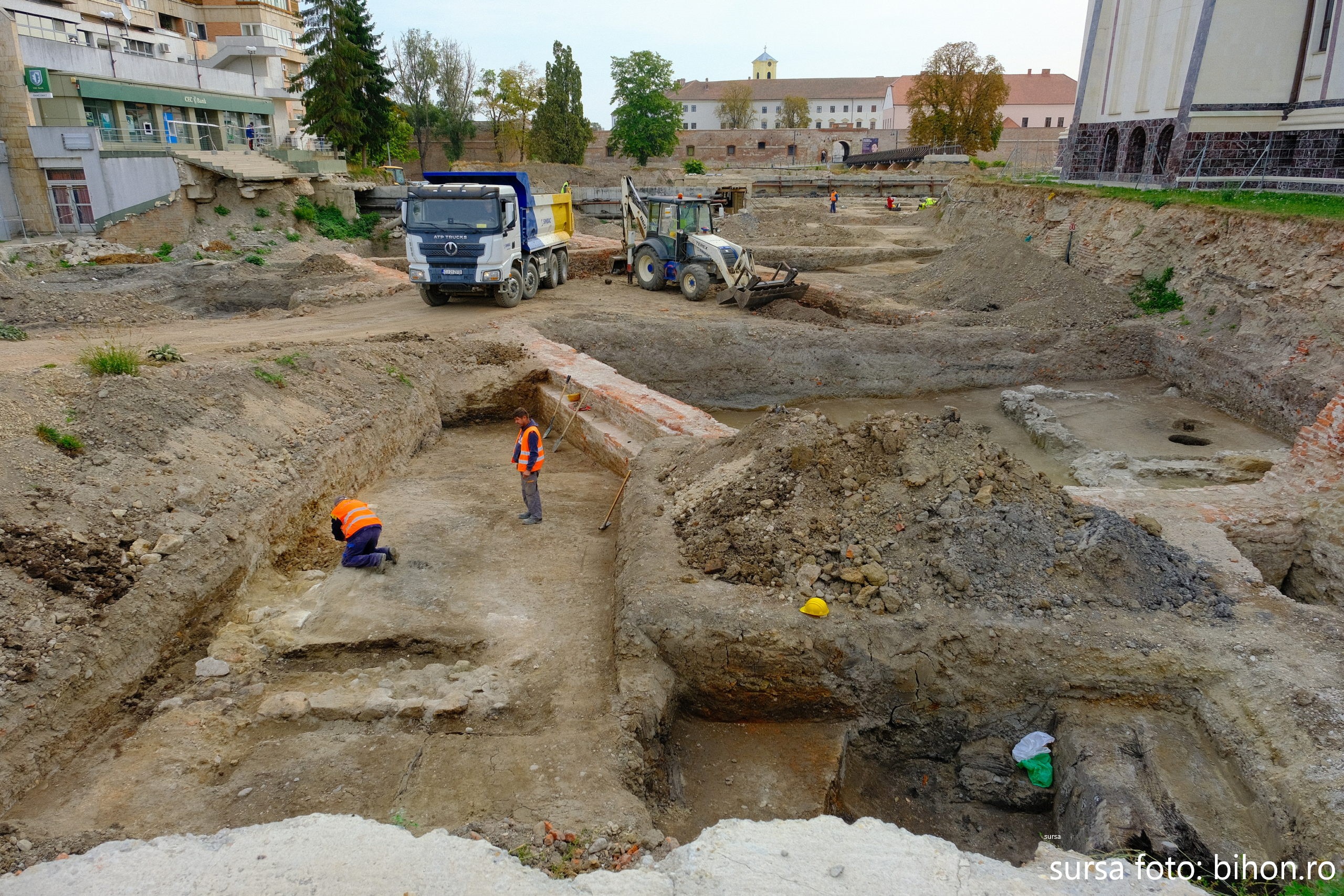 Lucrările de descărcare arheologică din șantierul parcării subterane Cetate au fost reluate