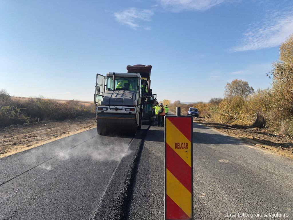 Asfalt nou pe tronsonul de 4,3 km al DJ 108D, dintre Cehu Silvaniei și limita cu județul Maramureș