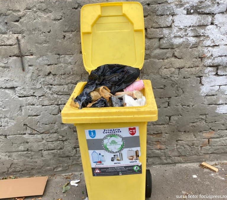 Supercom nu mai ridică pubelele galbene dacă deșeurile din plastic sau metal nu sunt colectate corect