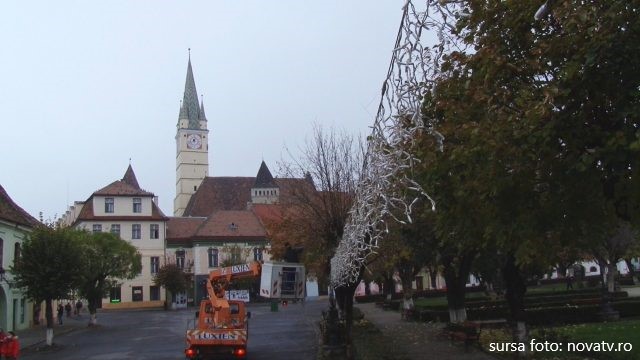 A început împodobirea festivă a Mediașului în pregătirea sărbătorilor de iarnă din acest an
