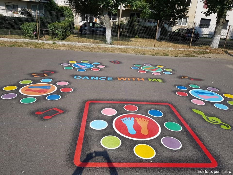În mai multe unități școlare din municipiul Târgu Mureș au fost montate Jocuri Playform