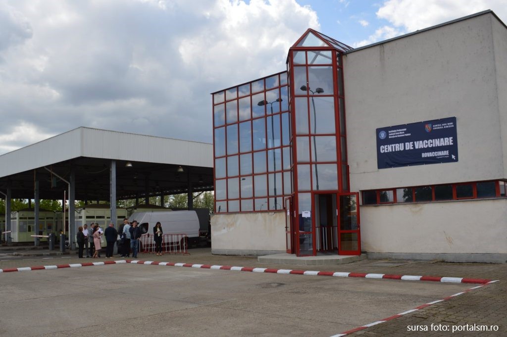 Cei care au vaccinat la chiuvetă în Vama Petea rămân în arest, iar intermediarul, în arest la domiciliu