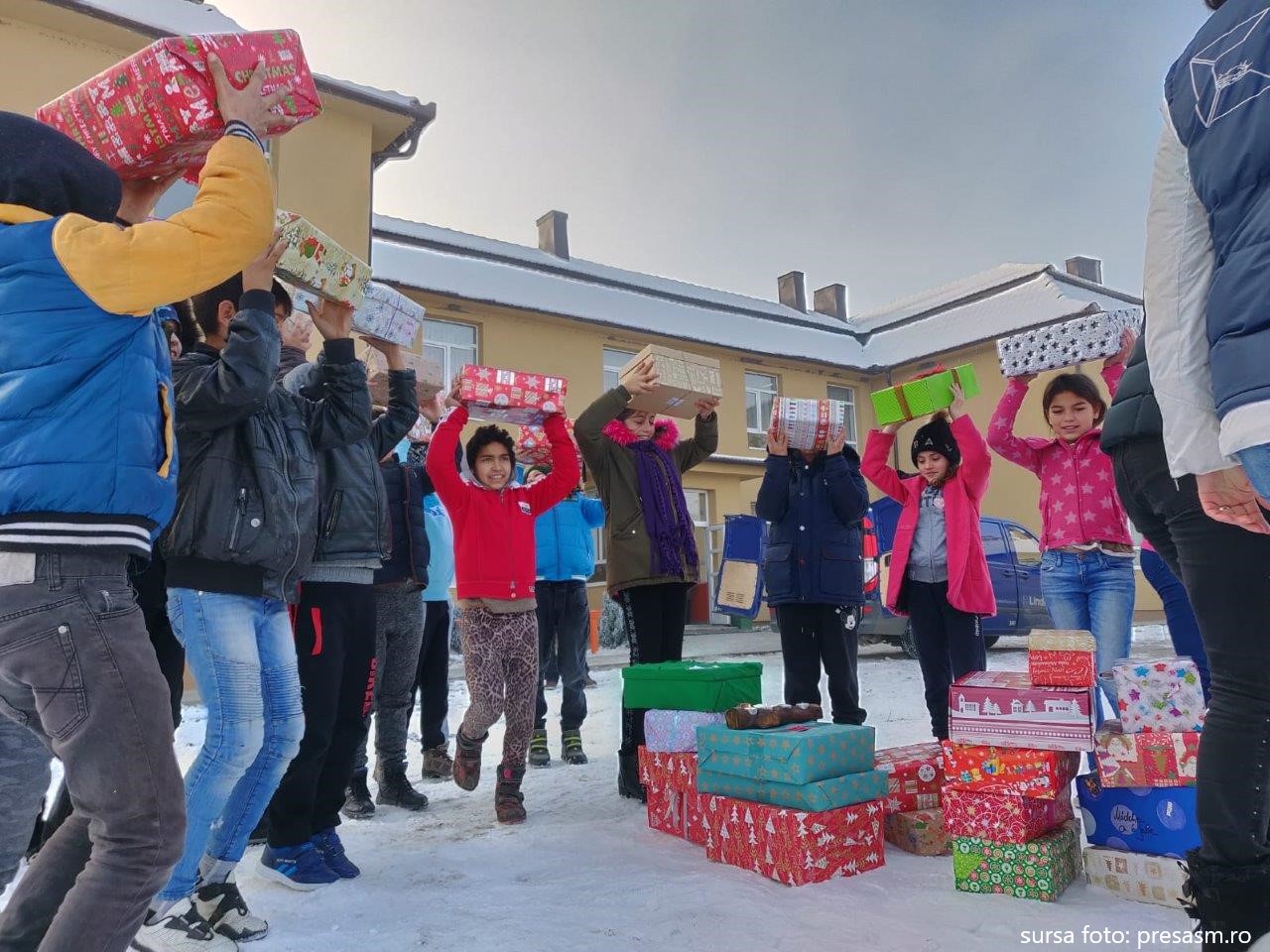Countinuă campania prin care ajutoarele lui Moș Crăciun adună cadouri copiilor nevoiași din județ