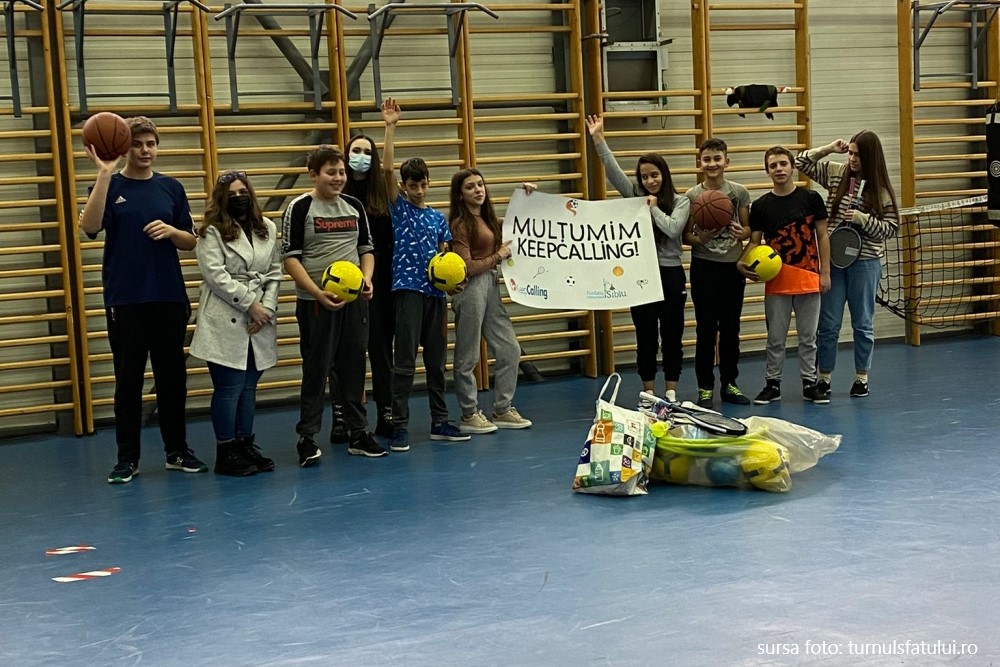 Printr-un poiect al studenților, șase săli de sport din Sibiu au fost dotate cu echipamente sportive