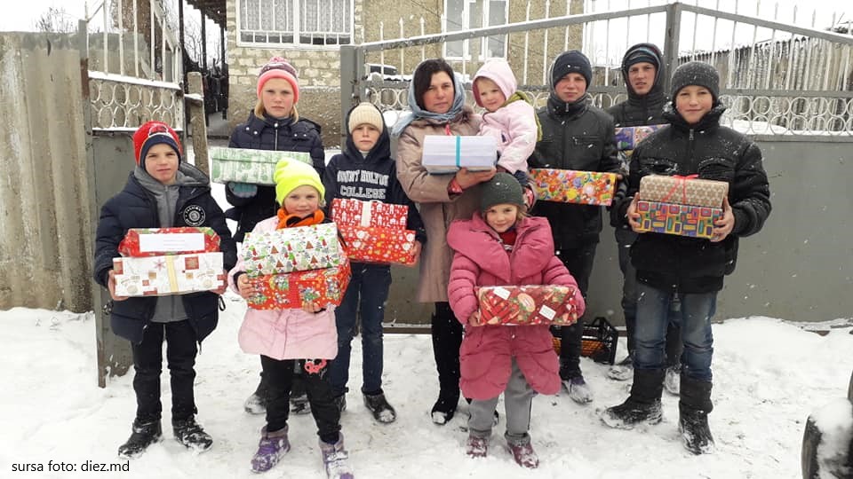 Copiii nevoiași din familii defavorizate au primit cadouri prin proiectul „Cadoul din cutia de pantofi”