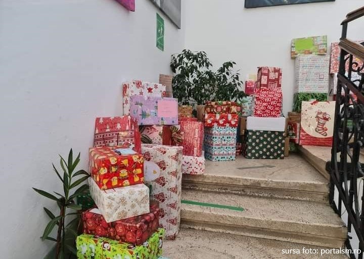 Elevii de Liceul de Arte „Aurel Pop” au pregătit 170 de cutii de cadouri copiilor nevoiași