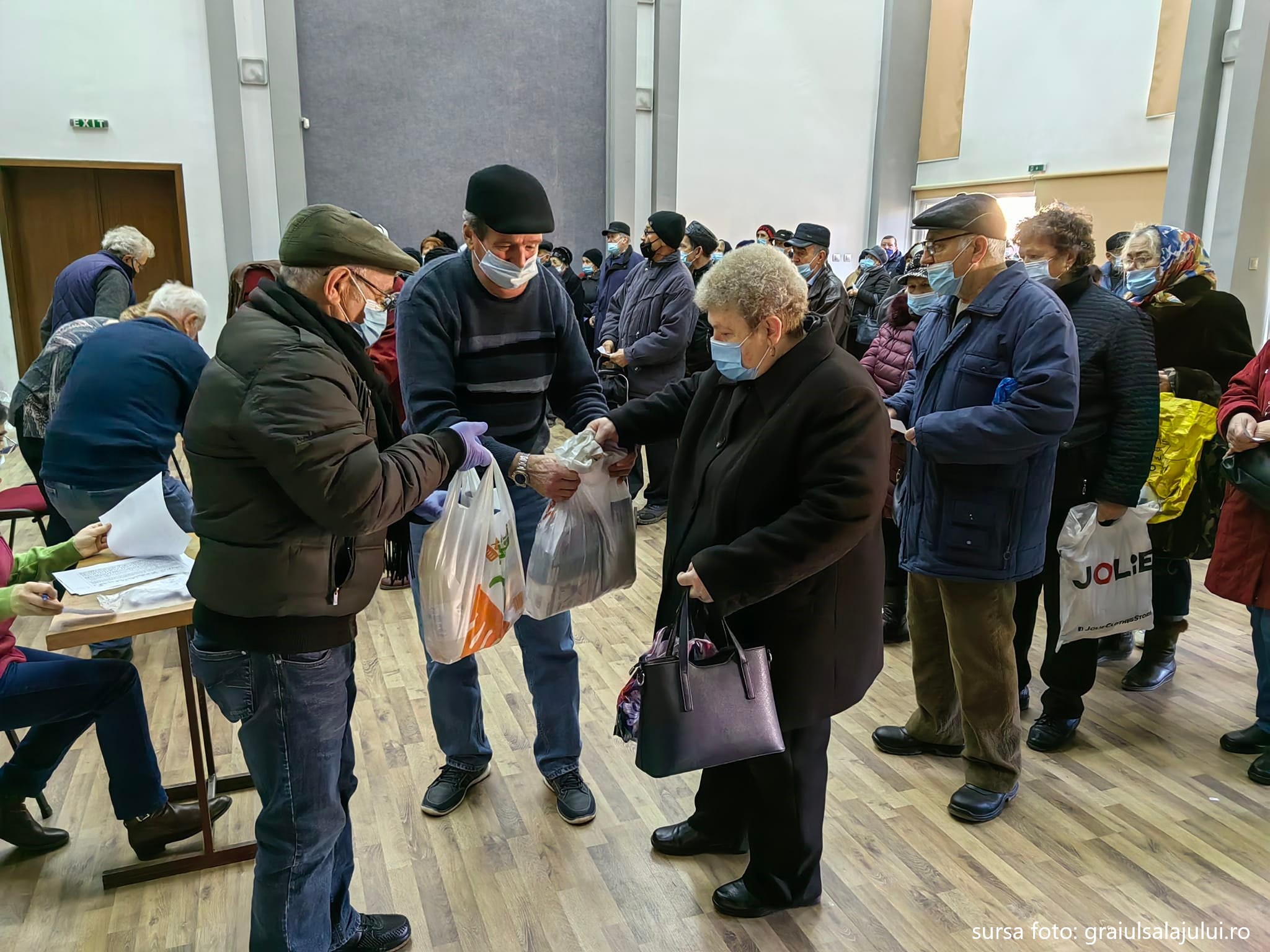Fapte bune de Crăciun! Pensionarii zălăuani au primit pachete de la Primăria din municipiu