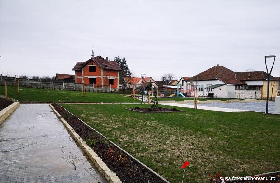 Parc nou cu mese de ping-pong şi loc de joacă, realizat într-o comună din Bihor cu un milion de lei