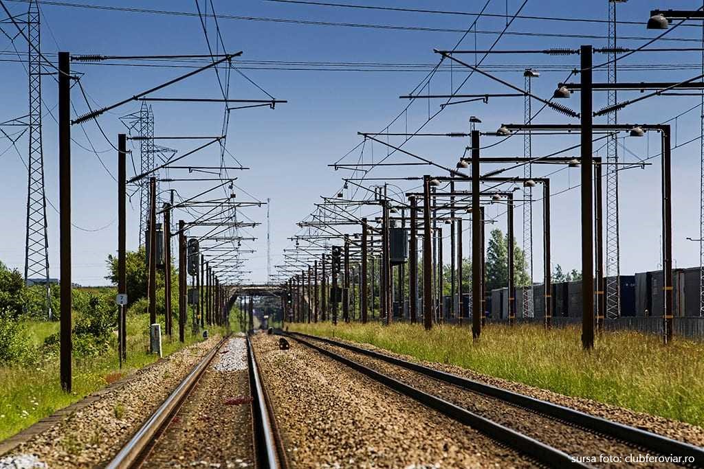 Electrificarea liniei de tren Cluj - Episcopia Bihor trebuie realizată până în 2026