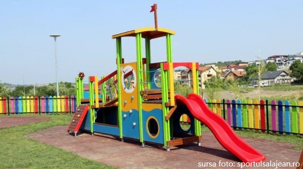 Un loc de joacă nou pentru copii a fost recent amenajat pe strada Lacului din municipiul Zalău