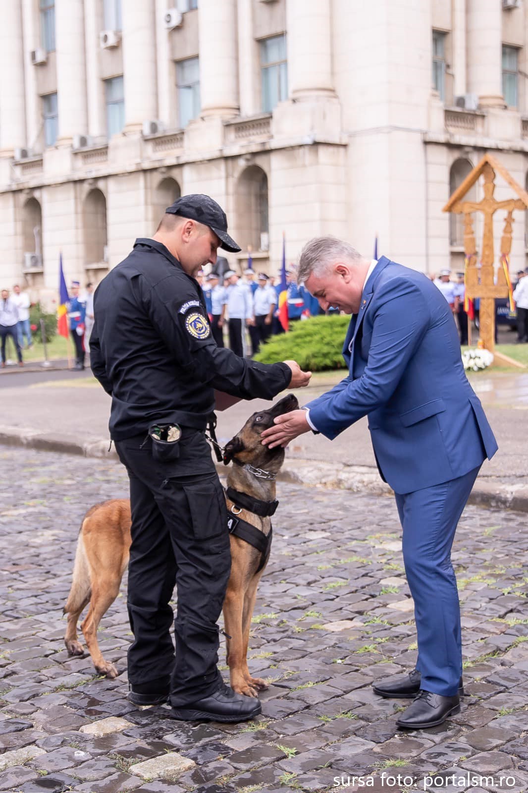 Un polițist din Satu Mare a primit de la Ministrul de Interne, Emblema de Onoare a MAI