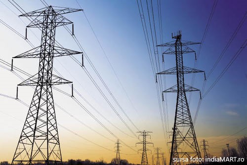 Se montează stâlpii de susținere la rețeaua de electrificare pe strada Stadionului la Mediaș