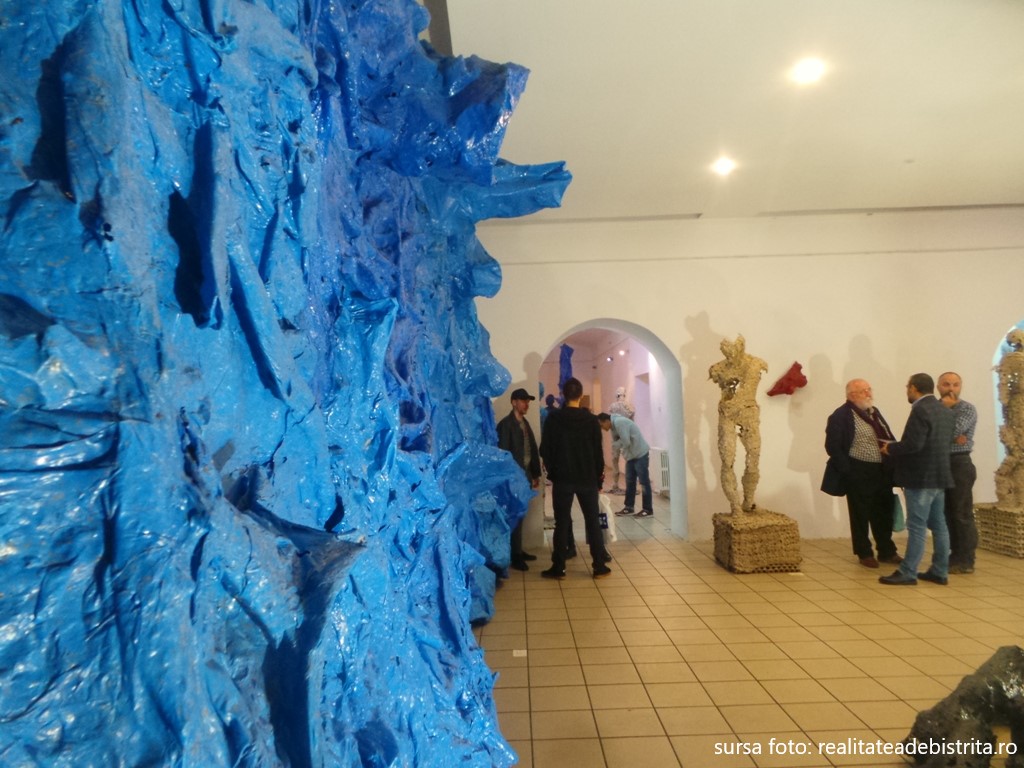 Expoziție de sculptură care pe 1400 de km! Trei opere de artă îi spun povestea