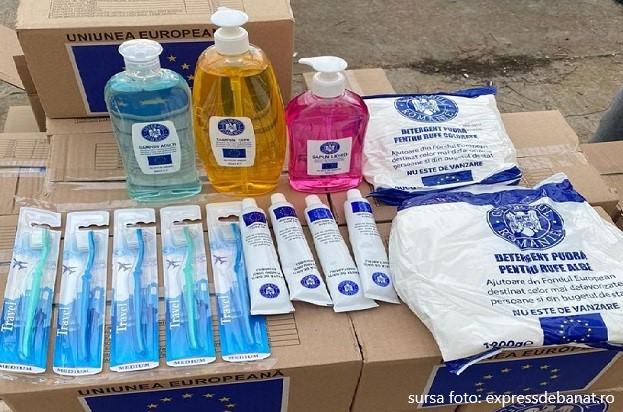 Familiile nevoiașe primesc pachete cu produse igienico-sanitare, potrivit Prefecturii