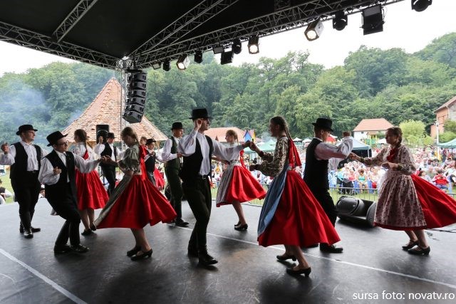 Sâmbătă are loc la Mediaş tradiționalul Festival de Dansuri Populare Maghiare Vándorcsizma